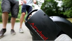 Airwheel электрический 2-колесный скутер преодолевает трафик перегруженных.