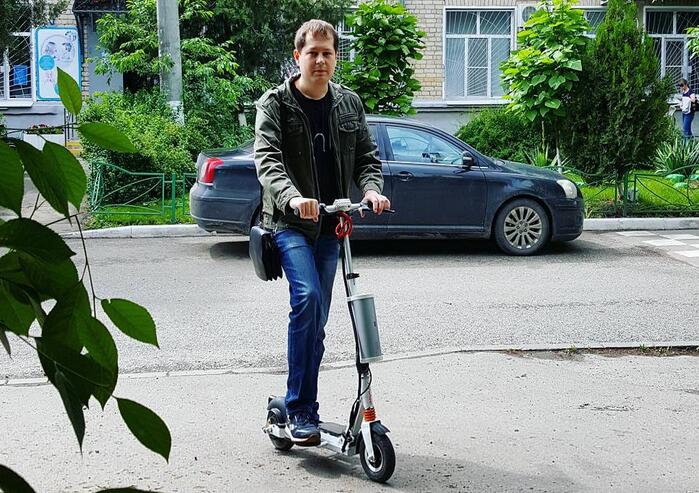 Airwheel мини-электрический скутер собирается помочь людям улучшить эффективность транспортных средств в современном городе.